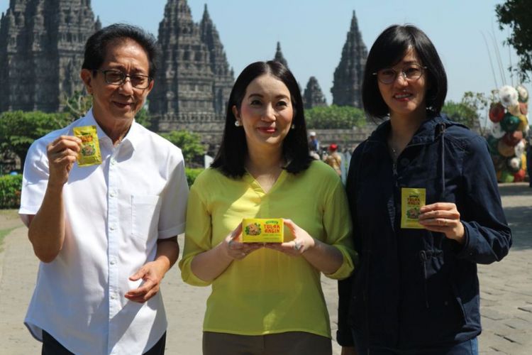  Artis Filipina Kris Aquino (tengah), saat menjalani syuting di Candi Prambanan Yogyakarta, Kamis (26/7/2018) untuk pembuatan iklan terbaru produk Tolak Angin Sido Muncul,