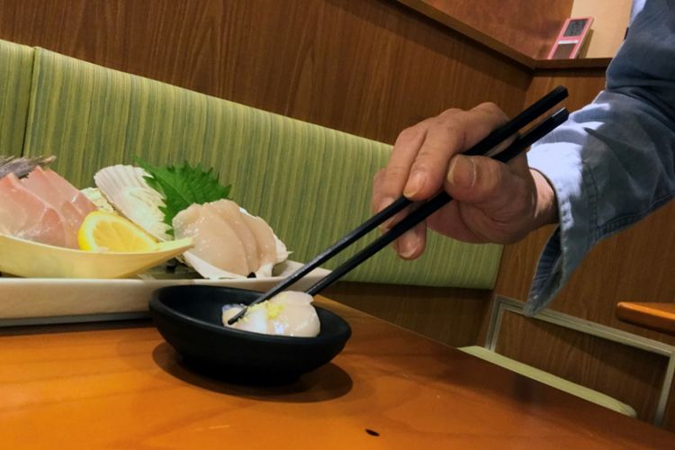 sashimi dicelup pada kecap