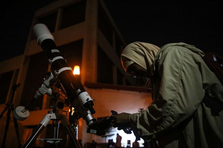 Seorang perempuan menggunakan teleskop untuk melihat Gerhana bulan total atau Blood Moon di Taman Ismail Marzuki, Jakarta Pusat, Sabtu (28/7/2018). Gerhana Bulan tersebut merupakan yang terlama pada abad ini dengan durasi sepanjang 103 menit dan seluruh proses gerhana sekitar 6,5 jam.