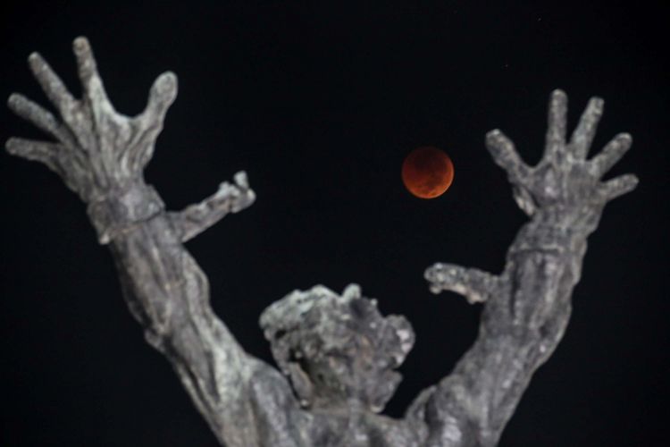 Gerhana bulan total atau Blood Moon terlihat dari Monumen Perjuangan Pembebasan Irian Barat di Lapangan Banteng, Jakarta Pusat, Sabtu (28/7/2018). Gerhana Bulan tersebut merupakan yang terlama pada abad ini dengan durasi sepanjang 103 menit dan seluruh proses gerhana sekitar 6,5 jam.