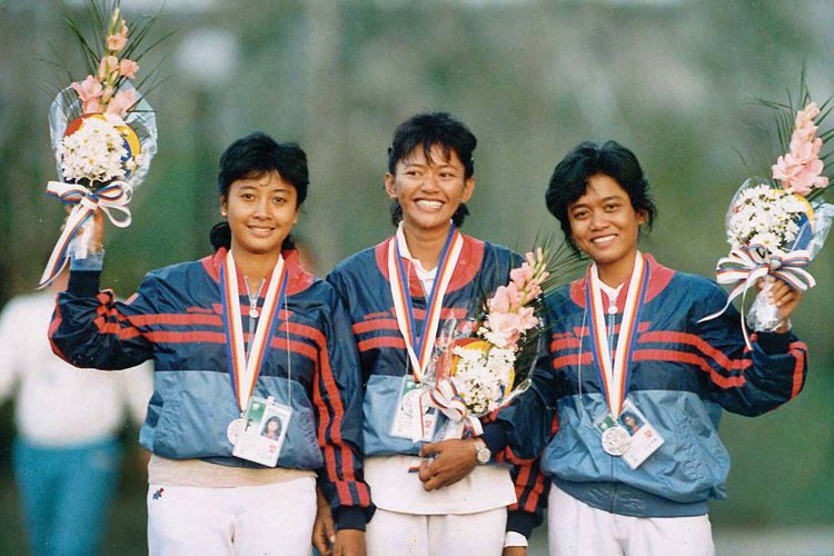 Foto kenangan ketika trio Srikandi Indonesia (dari kiri), Lilies Handayani, Nurfitriyana S Lantang, Kusumawardani, saat menerima medali perak di Olimpiade Seoul, Sabtu (1/10/1988). 