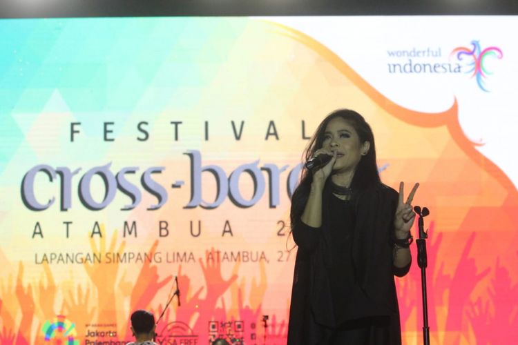 Kikan, eks vokalis band papan atas Cokelat saat tampil dalam Festival Cross Border Atambua 2018, Sabtu (28/7/2018) malam