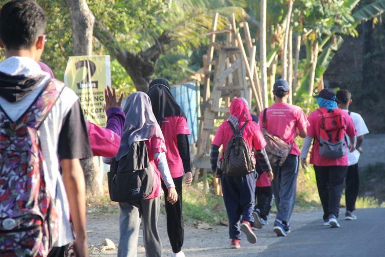 Nursyda Syam, pegiat literasi asal Tanjung, Lombok Utara, Nusa Tenggara Barat, melakukan aksi jalan kaki sejauh 60 km di Kabupaten Lombok Utara untuk mengkampanyekan gerakan literasi bersama timnya yang terdiri dari 15 orang dan didominasi oleh kalangan remaja. 