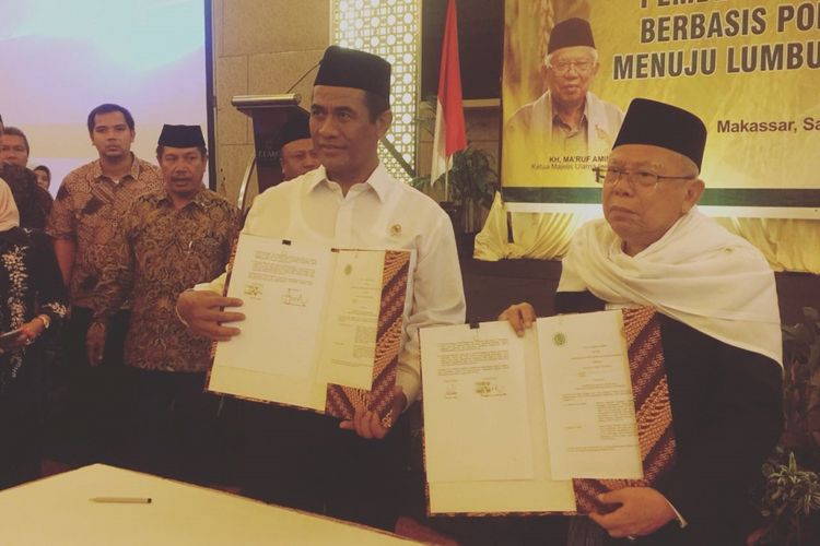 Menteri Pertanian Andi Amran Sulaiman dan Ketua MUI KH Maruf Amin menandatangani nota kesepahaman saat peluncuran program pemberdayaan ekonomi umat berbasis pondok pesantren menuju lumbung pangan dunia di Makassar, Sabtu (28/7/2018).