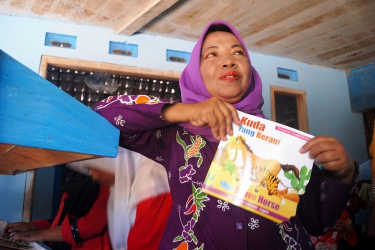 Inayati (50), warga Desa Ngombak, Kecamatan Kedungjati, Kabupaten Grobogan saat mendongeng‎ di Taman Baca Luru Ilmu di Dusun Kedokan, Desa Ngombak, Senin (30/7/2018) sore.