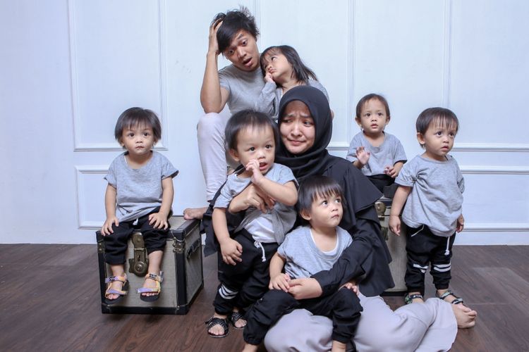 Lely Solihati dan Habibie, yang memiliki 5 anak kembar laki-laki dan seorang anak perempuan.