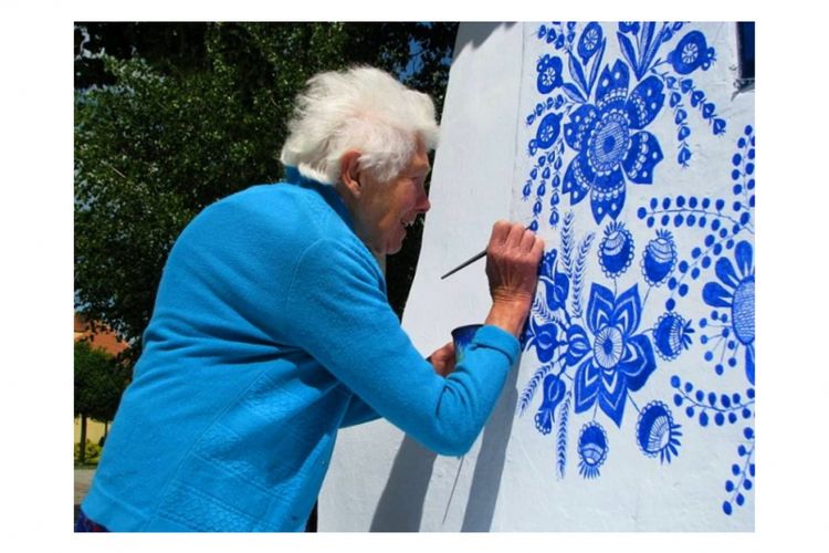 Anezka Kasparkova yang pada tahun ini berusia 92 tahun, merupakan seorang wanita yang viral berkat hasil lukisannya di dinding rumah tua Louka.