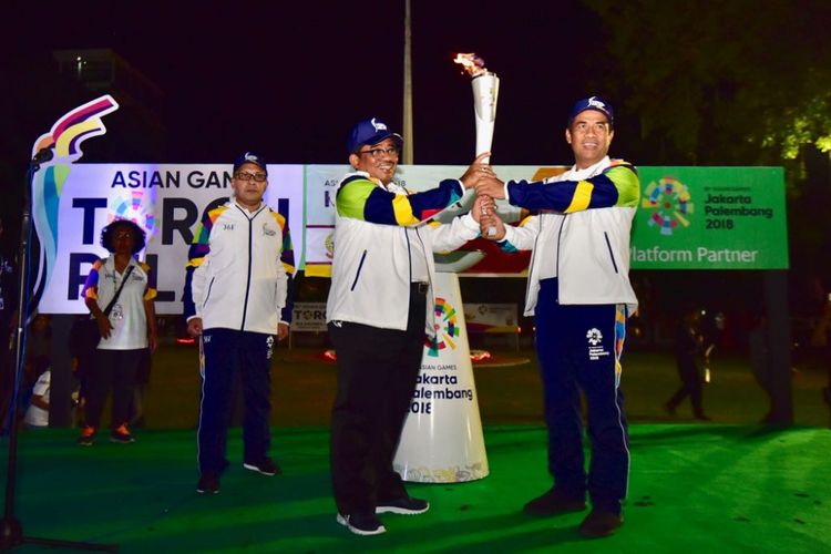 Menteri Pertanian Andi Amran Sulaiman menerima api obor Asian Games XVIII 2018 pada Minggu Malam (29/7/2018).