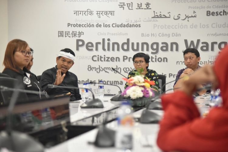 Ketua DPD Golkar Jawa Barat Dedi Mulyadi, sedang berdiskusi pemulangan korban penjualan ABG di China bersama keluarga korban di Kantor Kemenlu RI, Senin (30/7/2018).