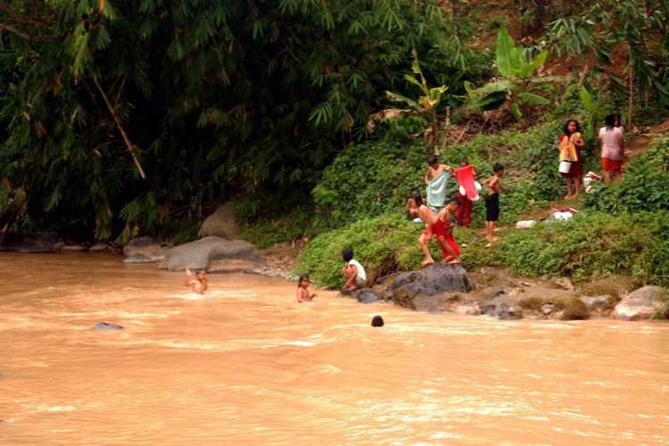 Sejumlah anak memanfaatkan air sungai Cimahi yang keruh dan kotor untuk berenang dan mandi di Kecamatan Cibadak, Sukabumi, Jawa Barat, Senin (30/7/2018)