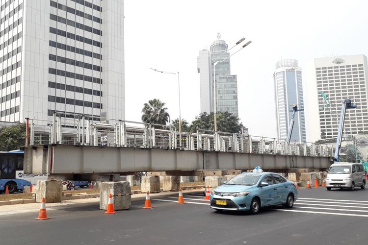 Eks JPO Bundaran HI Diletakkan di Jalur Busway, Selasa (31/7/2018)