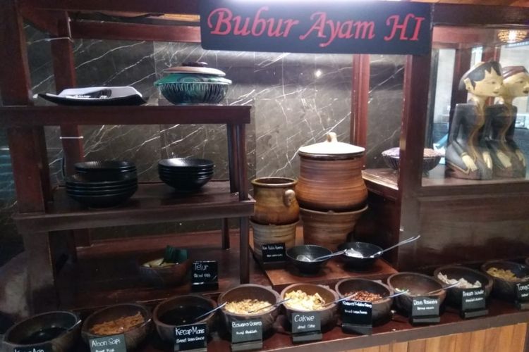 Bubur Ayam Hotel Indonesia sampai punya booth khusus sendiri, dengan kayu ukiran khas Indonesia.