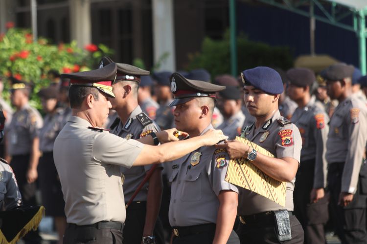 Kapolda Papua, Irjen Pol Boy Rafli Amar saat memasangkan pangkat baru kepada seorang personel Polres Puncak Jaya 