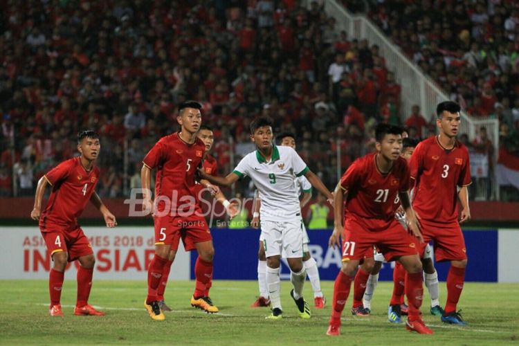 Penyerang timnas U-16 Indonesia di tengah para pemain Vietnam pada lanjutan laga Piala AFF U-16, Kamis (2/8/2018).