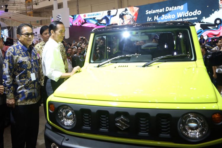 Presiden Jokowi langsung menyambangi generasi baru Jimny di pameran GIIAS 2018, karena punya nostalgia.