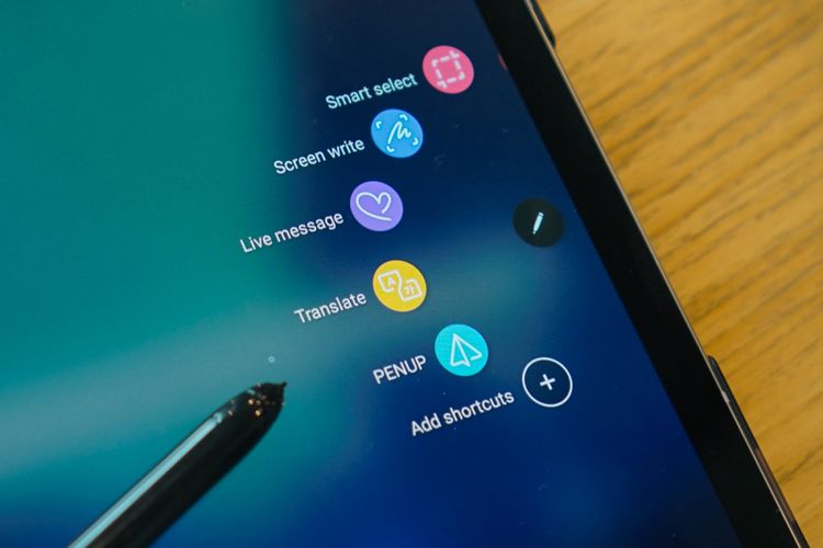 Seperti sebelum-sebelumnya, Samsung memberikan aneka shortcut untuk menjalankan fungsi stylus lewat fitur Air Command. Fitur ini dipanggil dengan menekan tombol pada S Pen dan menyentuhkan ujung sang pena ke layar. 