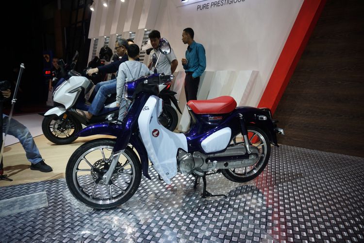 Honda Super Cub C125 yang duperkenalkan di pameran GIIAS 2018.