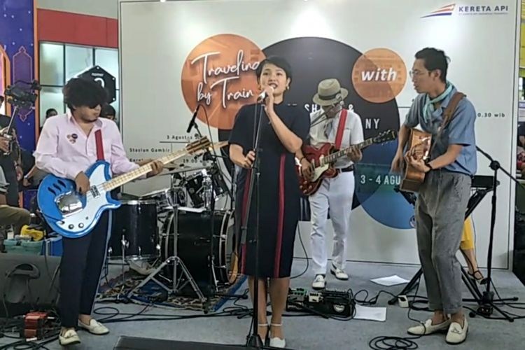 Grup musik White Shoes and the Couples Company (WSATCC) tampil live menghibur mereka yang ada di Hall Selatan Stasiun Gambir, Jakarta Pusat, Jumat (3/8/2018) sore.