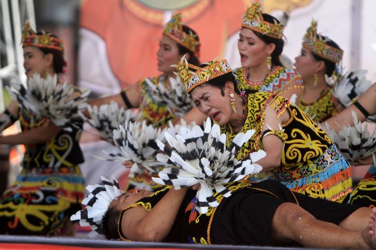 Penampilan peserta cabang lomba musik etnik yang digelar di Rumah Radakng, Jalan Sutan Syahrir, Pontianak (2/8/2018)