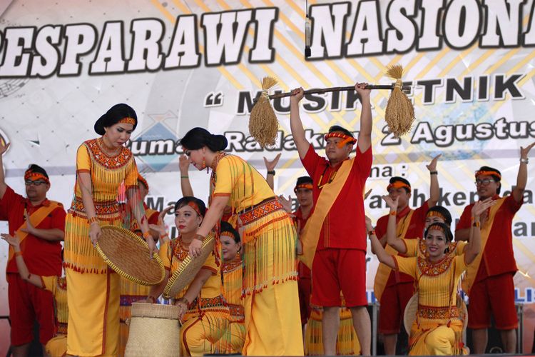 Penampilan peserta cabang lomba musik etnik yang digelar di Rumah Radakng, Jalan Sutan Syahrir, Pontianak (2/8/2018)
