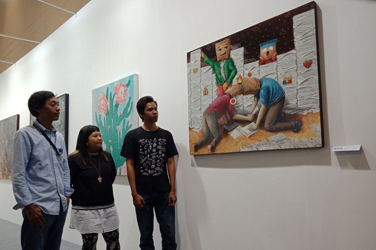 Tiga pemenang UOB Painting of The Year dari berbagai periode,  Gatot Indrajati, Citra Sasmita dan Alvian Anta Putra (paling kiri ke kanan) saat ditemui di stand UOB Art Space di Art Jakarta, The Ritz-Carlton, Pacific Place, Jakarta, Sabtu (4/8/2018). 