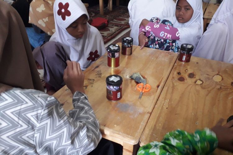 Sejumlah anak didik PKBM MAI mengikuti lokakatya pembuatan kamera lubang jarum di Lebak Bulus, Sabtu (4/8/2018).