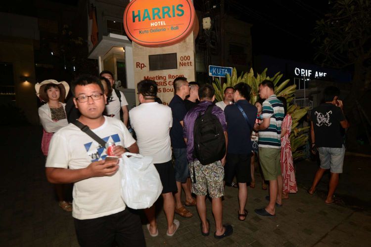 Wisatawan asing menunggu di luar hotel setelah gempa yang mengguncang Lombok juga terasa hingga ke Denpasar, Bali, Minggu (5/8/2018).