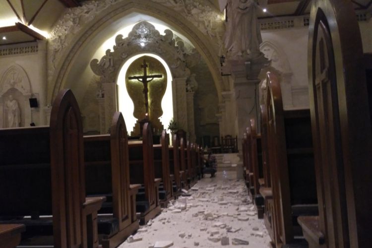 Reruntuhan ornamen gereja Katedral Denpasar akibat guncangan gempa(Robinson Gamar)