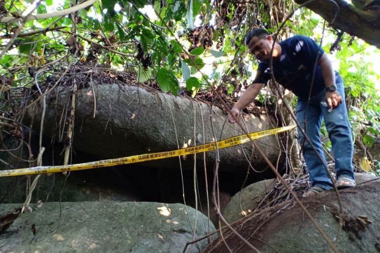 Korban Hasni tiap pukul 04.00 Wita dibawa ke cela bebatuan ini, dan pukul 19.00 Wita korban dibawa lagi ke pondok belakang tersangka. 