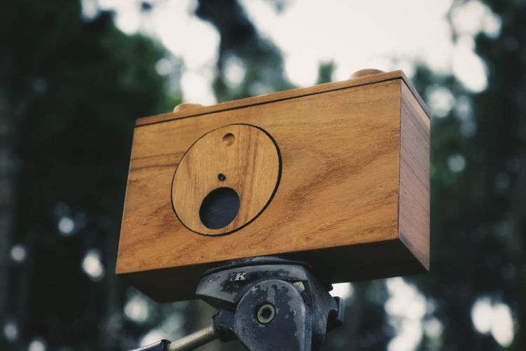 Dua mahasiswa asal Bandung, Arie Haryana dan Willi memproduksi kamera lubang jarum dari kayu jati. Kamera tersebut diberi merek Onrust Pinhole.