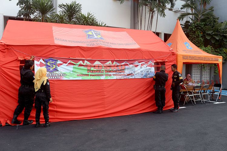 Posko bantuan sosial gempa bumi Lombok di Balai Kota Surabaya.