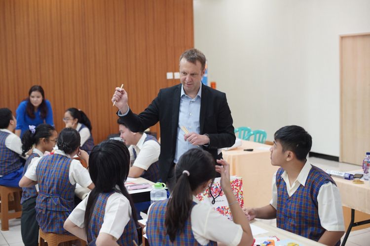 Dr Matthew Holt pada saat melakukan serangkaian Design Thinking Masterclasses bagi pelajar SMA.