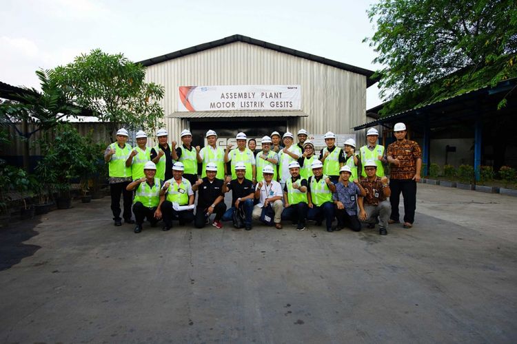 Menteri Riset, Teknologi, dan Pendidikan Tinggi (Menristekdikti) Mohamad Nasir melakukan kunjungan ke pabrik perakitan calon skuter listrik nasional Gesits, Minggu (5/8/2018).