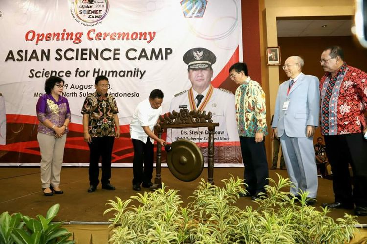 Gubernur Sulawesi Utara Olly Dondokambey membuka Asian Science Camp di Minahasa Utara, Sabtu (4/8/2018)