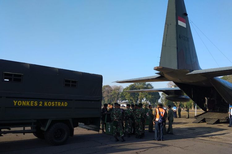 Pesawat Hercules jenis C-130 A-1336 milik Lanud Abdulrachman Saleh berserta prajurit Yonkes 2 Kostrad saat bersiap take off ke Lombok, Nusa Tenggara Barat (NTB), Senin (6/8/2018)