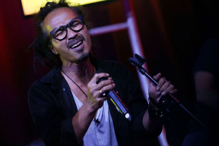 Penampilan musisi Ipang Lazuardi saat acara Selbrasi di Studio Kompas Tv, Menara Kompas, Jakarta Pusat, Selasa (7/8/2018). Ia membawakan lagu Mau Tau , lagu tema film Serendipity dalam live streaming Selebrasi.