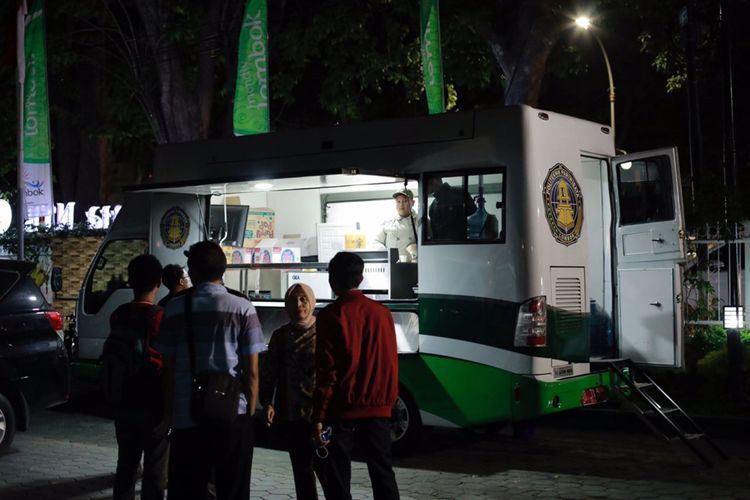 Food Truck hadir di Kantor Disparprov NTB, memberikan fasilitas yang bisa dinikmati wisatawan yang terdampak gempa di Lombok, NTB. 