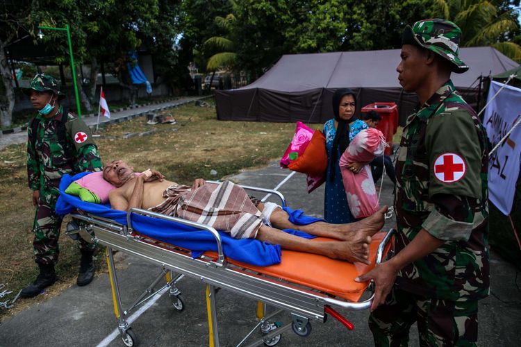 Pasien korban gempa ditenda perawatan RSUD Kabupaten Lombok Utara di Tanjung, NTB, Selasa (7/8/2018).