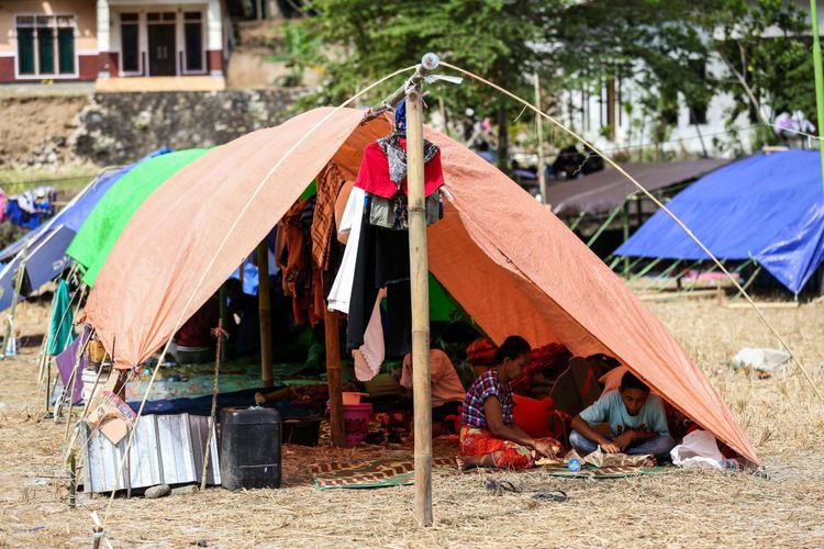 Pengungsi beristirahat dalam tenda darurat di lapangan Menggala, Desa Menggala, Kecamatan Pemenang, Lombok Utara, Rabu (8/8/2018). Berdasarkan data terkini Badan Nasional Penanggulangan Bencana (BNPB) tercatat, jumlah korban meninggal dunia akibat gempa bumi berkekuatan 7 pada skala richter (SR) di Lombok bertambah menjadi 131 dari sebelumnya 105 orang.