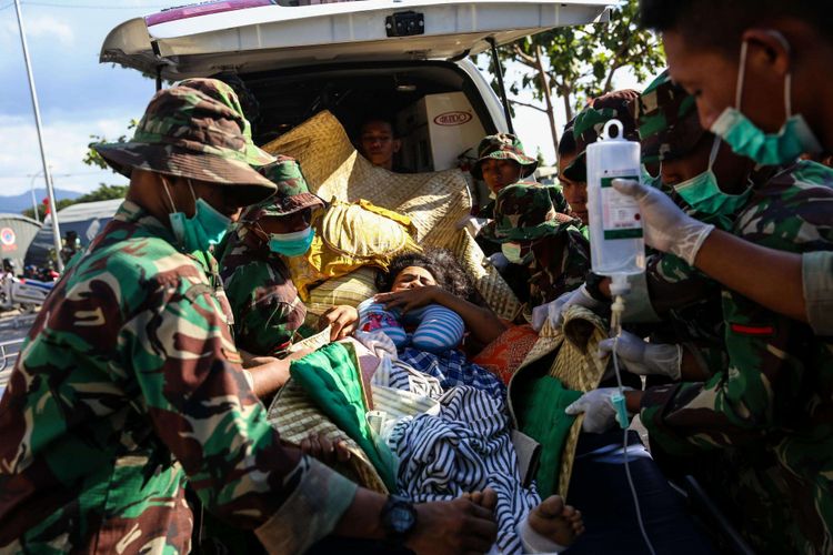 Pasien korban gempa ditenda perawatan RSUD Kabupaten Lombok Utara di Tanjung, NTB, Selasa (7/8/2018). Berdasarkan data terkini Badan Nasional Penanggulangan Bencana (BNPB) tercatat, jumlah korban meninggal dunia akibat gempa bumi berkekuatan 7 pada skala richter (SR) di Lombok bertambah menjadi 105 dari sebelumnya 98 orang.