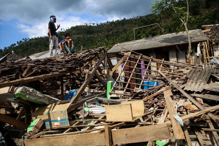 Sejumlah bangunan rumah rusak akibat gempa di desa Menggala, Kecamatan Pemenang, Lombok Utara, Rabu (8/8/2018). Berdasarkan data terkini Badan Nasional Penanggulangan Bencana (BNPB) tercatat, jumlah korban meninggal dunia akibat gempa bumi berkekuatan 7 pada skala richter (SR) di Lombok bertambah menjadi 131 dari sebelumnya 105 orang.(KOMPAS.com/GARRY ANDREW LOTULUNG)