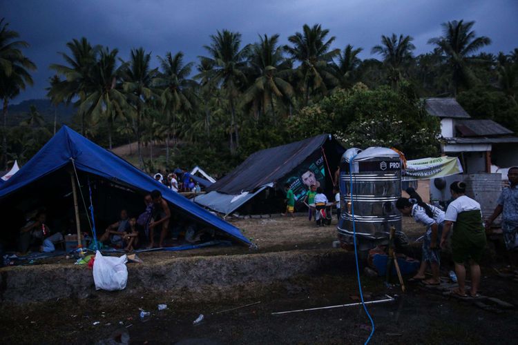 Pengungsi mengambil air wudhu sebelum menunaikan salat Maghrib di tempat penampungan pengungsi korban gempa bumi di Desa Karang Subagan, Kecamatan Pemenang, Lombok Utara, Rabu (8/8/2018). Total Sebanyak 156.003 jiwa korban gempa bumi mengungsi dan diperkirakan akan terus bertambah.