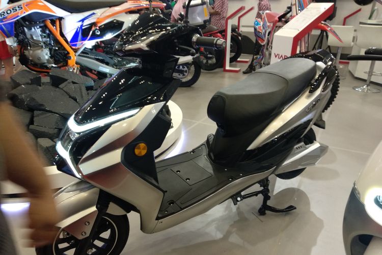 Skutik listrik Viar Pulse terbaru hadir di GIIAS 2018