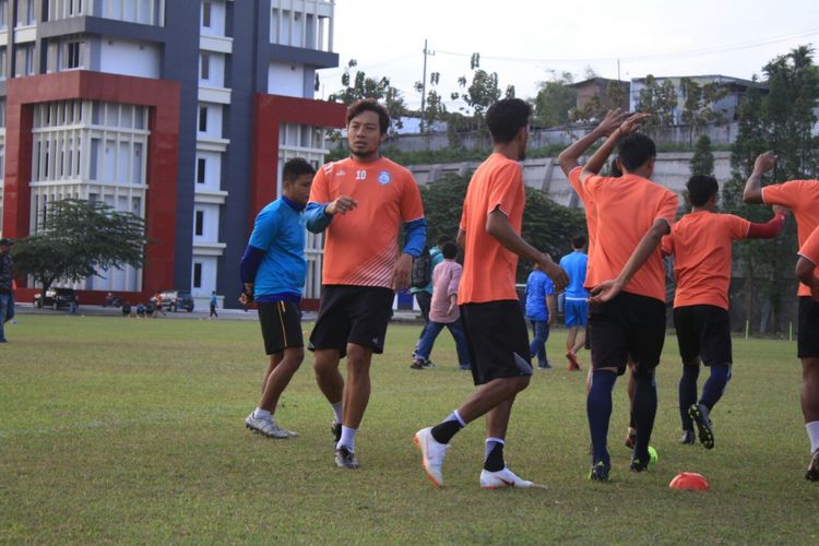 Sejumlah pemain Arema FC saat menggelar latihan di Lapangan UMM beberapa waktu yang lalu.