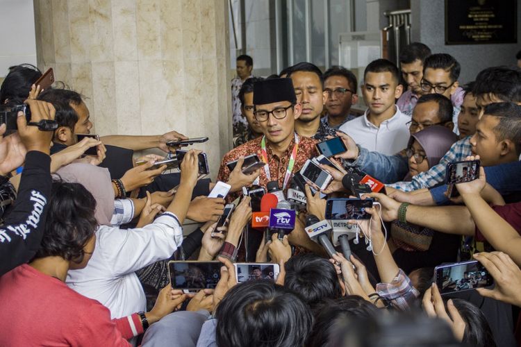 Wakil Gubernur DKI Jakarta Sandiaga Uno menjawab pertanyaan wartawan di Balai Kota, Jakarta, Kamis (9/8). Sandiaga Uno masuk dalam bursa calon wakil presiden mendamping calon presiden Prabowo Subianto pada Pilpres 2019. ANTARA FOTO/Galih Pradipta/aww/18.