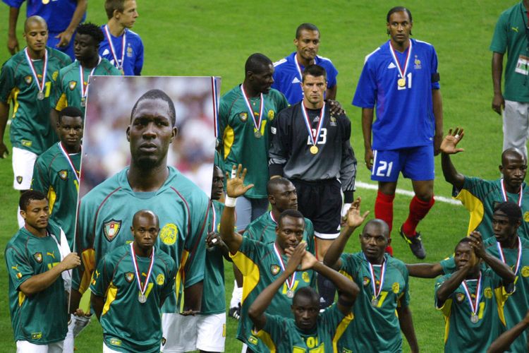 Tim sepak bola Kamerun memegang poster raksasa Marc-Vivien Foe yang meninggal 26 Juni 2003 saat berlaga di pertandingan semi final melawan Colombia. 