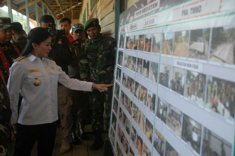 Bupati Landak, Karolin Margret Natasa menunjukkan foto-foto pembangunan jalan yang dibangun dalam program TMMD ke 102 yang dilaksanakan Kodim 1201/Mempawah di Desa Sempatung, Kecamatan Air Besar, Kabupaten Landak (8/8/2018)