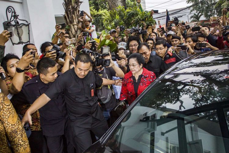 Ketua Umum Partai PDI Perjuangan Megawati (kiri) bersiap mengikuti pertemuan dengan pimpinan dan sekjen partai pengusung Capres Joko Widodo di Jakarta, Kamis (9/8/2018). Hasil pertemuan tersebut memutuskan KH Maruf Amin sebagai cawapres yang akan mendampingi Jokowi pada Pilpres 2019.