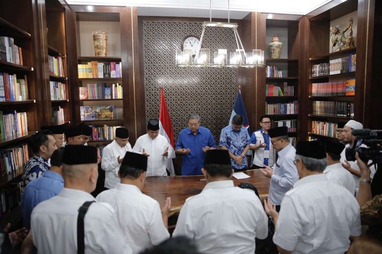 Ketua Umum Partai Demokrat Susilo Bambang Yudhoyono (tengah) bertemu Ketua Umum Partai Gerindra Prabowo Subianto di kediaman SBY di Mega Kuningan, Jakarta, Jumat (10/8/2018). Partai Demokrat menyatakan dukungannya kepada pasangan calon Prabowo-Sandiaga untuk maju dalam Pilpres 2019.