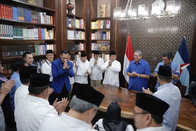 Ketua Umum Partai Demokrat Susilo Bambang Yudhoyono (dua kanan) didampingi Komandan Satuan Bersama Agus Harimurti Yudhoyono bertemu Ketua Umum Partai Gerindra Prabowo Subianto di kediaman SBY, di Mega Kuningan, Jakarta, Jumat (10/8/2018). Partai Demokrat menyatakan dukungannya kepada pasangan calon Prabowo-Sandiaga untuk maju dalam Pilpres 2019. Kompas.com